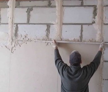 Оштукатуривание пеноблочных стен лучше доверить специалистам